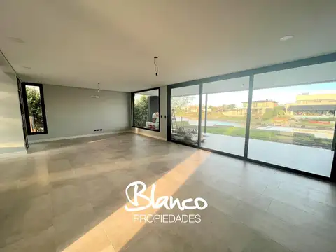 Casa 4 ambientes con 3 baños