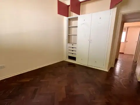 EN UNA MUY BUENA UBICACIÓN CÉNTRICA, EXCELETENTE DEPARTAMENTO EN PLANTA BAJA!