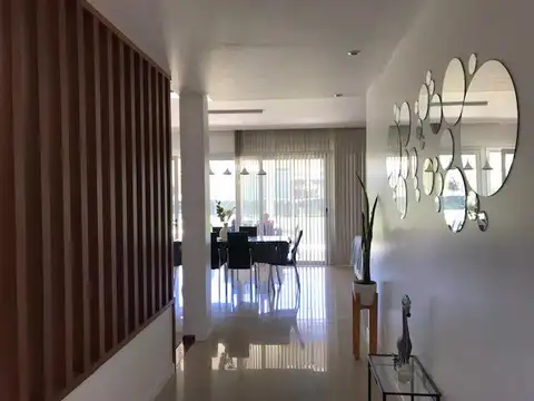 Casa en Alquiler con 2 cocheras