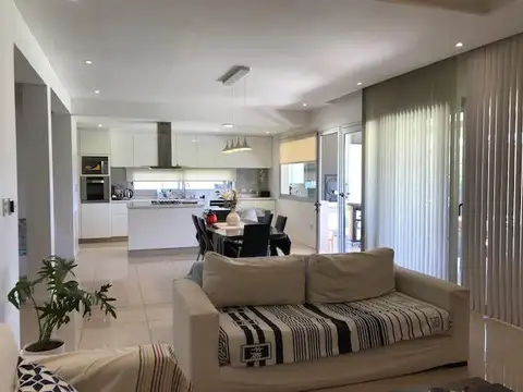 Casa en Alquiler en Puerto Roldan, USD 2.800