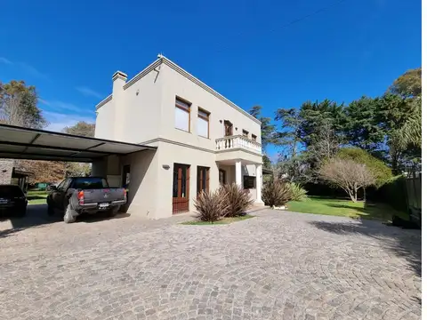 Casa en Venta en Los Robles del Monarca, USD 360.000