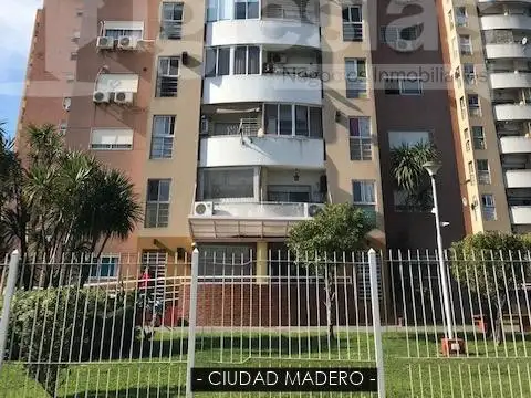 Excelente departamento de tres ambientes con cochera cubierta