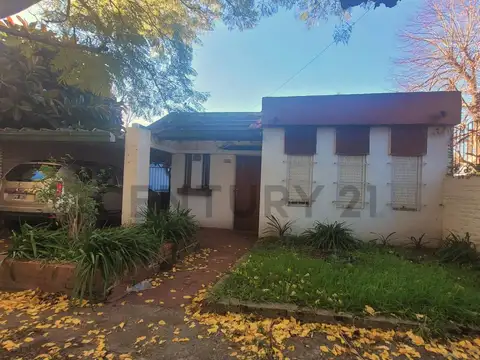 Venta  CASA a REFACCIONAR sobre  LOTE de 300 m2- GONNET