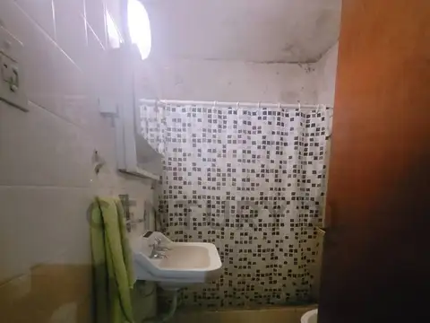 Venta  CASA a REFACCIONAR sobre  LOTE de 300 m2- GONNET