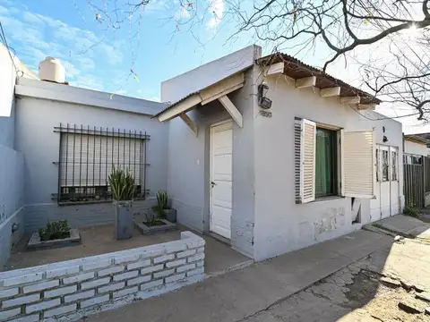 CASA 2 DORMITORIOS CON COCHERA Y GRAN PATIO