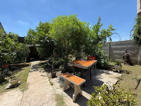 CASA EN VENTA 5 AMBIENTES CLAYPOLE P/ DOS FAMILIAS