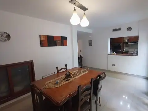 Casa 6 ambientes con 2 baños