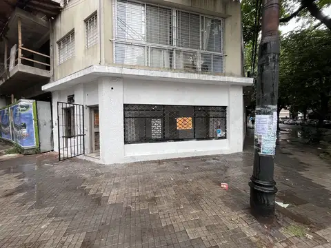 LOCAL SOBRE ESQUINA EN ALQUILER