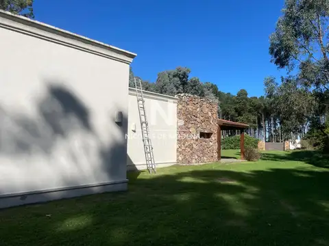 Vende impresionante casa en Punta Ballena de 2 dormitorios.