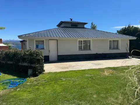 Casa con costa de lago