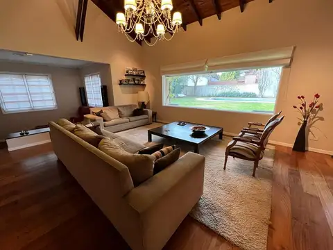 Casa 9 ambientes con 4 baños