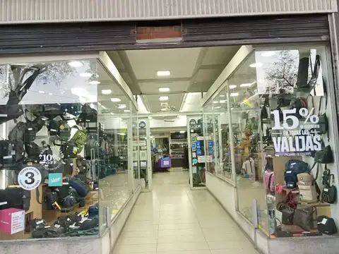 Excelente local y ubicacion sobre Avenida Rivadavia al 11200