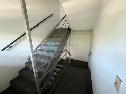 Local comercial con oficinas en dos plantas, Constitución