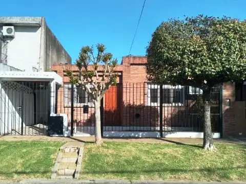 CASA DE 3 DORMIT EN LOTE PROPIO. PROXIMA A PANAMERICANA.