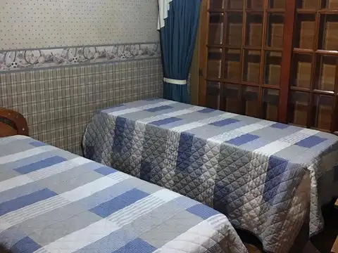 Excelente propiedad de cinco ambientes sobre avenida principal