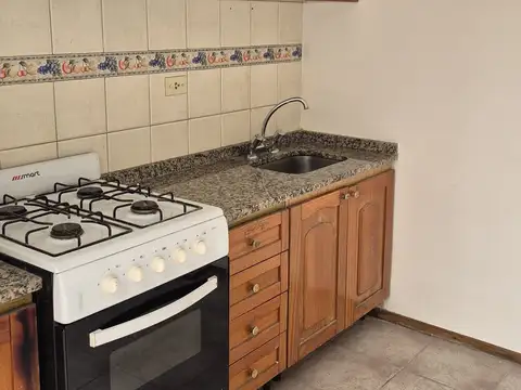 Depto Tipo Casa en Alquiler en Monte Castro, $ 590.000
