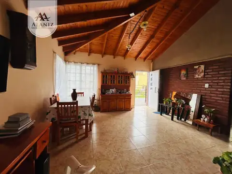 Casa 6 ambientes con 2 baños