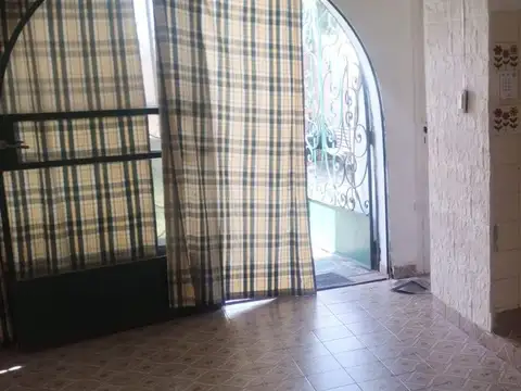 VENTA DE CASA QUINTA CON PILETA EN 2 LOTES