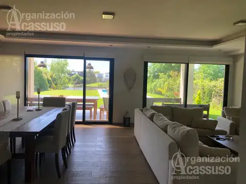 Casa en Venta con 2 cocheras