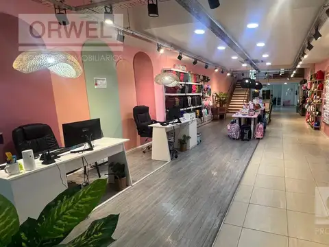 Excelente Local con Oficinas y Deposito sobre Av Corrientes 