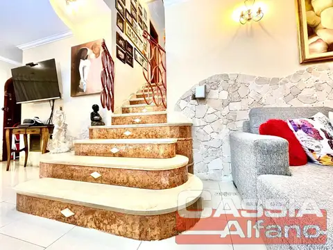 Casa 5 ambientes con 4 baños