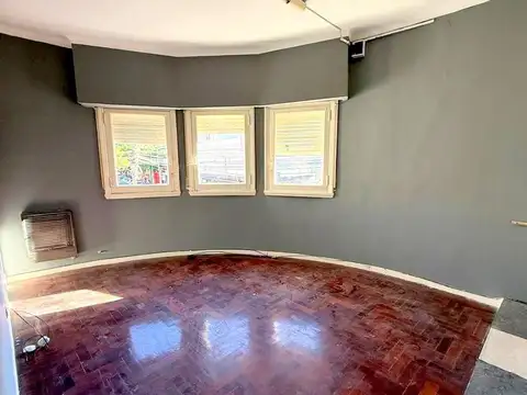 Oficina 4 amb primer piso por escalera en plena zona comercial de Alvear Martinez. Muy luminoso!