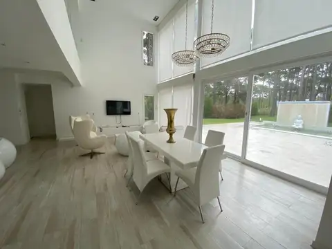 CASA EN VENTA PINAMAR, En el bosque, 5 ambientes, Diseño exclusivo - Parrilla y Jacuzzi
