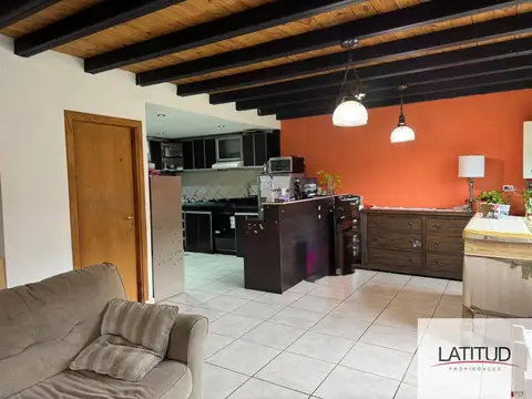 Casa 5 ambientes con 2 baños