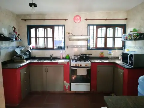 Casa 7 ambientes con 2 baños