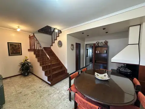 Casa de 6 ambientes desarrollada en dos plantas en muy buen estado y muy buena ubicación