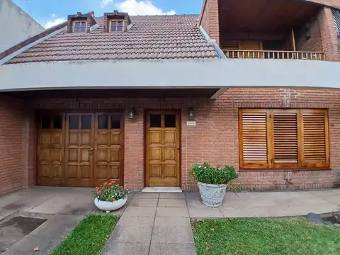 Venta casa 3 dormitorios, quincho, y bonito jardín