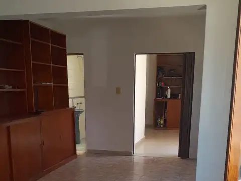 Oficina 5 ambientes con 2 baños