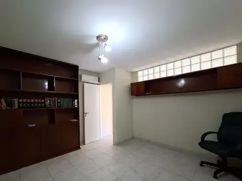 VENTA OFICINA 2 AMB. TRIBUNALES CON BAÑO Y BAULERA