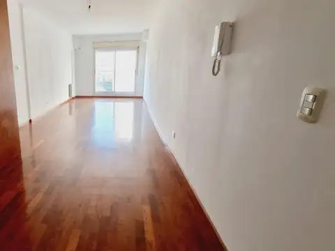 MONOAMBIENTE AMPLIO  AL CFTE CON BALCON