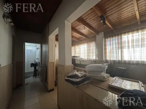 Venta de casa para dos familias con patio en Wilde