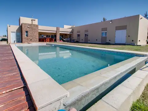 CASA VENTA AREA 60 4 DORMITORIOS GALERIA PISCINA