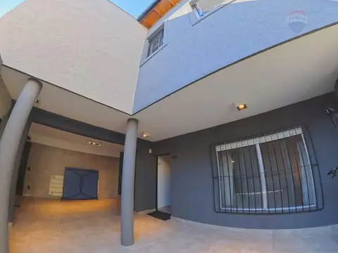 Casa 8 ambientes con 3 baños