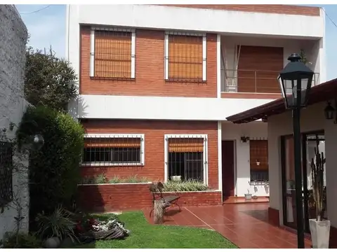   NUEVO VALOR   EXC. CASA EN PH. DE 3 DORMITORIOS C/ FONDO CERCA DE ESTACION . ESTADO IMPECABLE