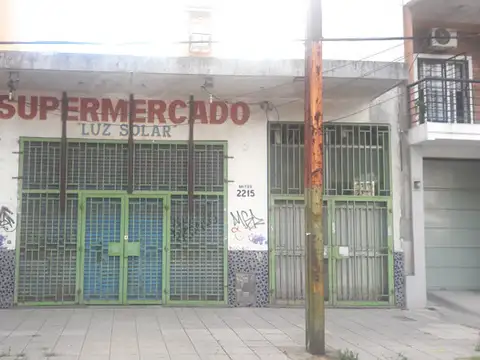 A SOLO 100 MTS DE LA ESTACIÓN, EN UNA MUY BUENA ZONA COMERCIAL Y RESIDENCIAL EXCELENTE EDIFICIO COMERCIAL DE 446,40 M2.-