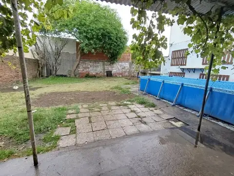 CASA TRES AMBIENTES, GRAN PATIO, COCHERA.