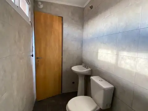 BARBARO FARIAS ALQUILA MONO AMB. EN 1°PISO POR ESCALERA.