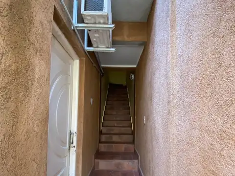 BARBARO FARIAS ALQUILA MONO AMB. EN 1°PISO POR ESCALERA.