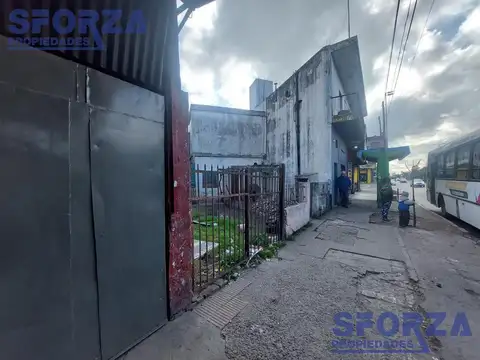 Avenida Hipólito Yrigoyen y  Polonia