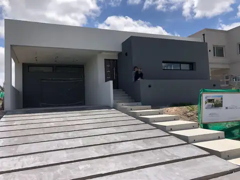 Casa 2 ambientes con 1 baño