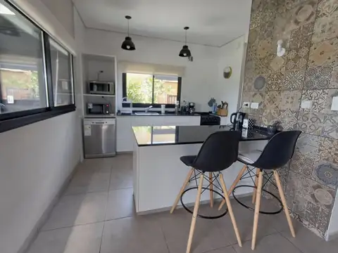 Casa en Alquiler en Pilar del Este - San Ramon, USD 1.450