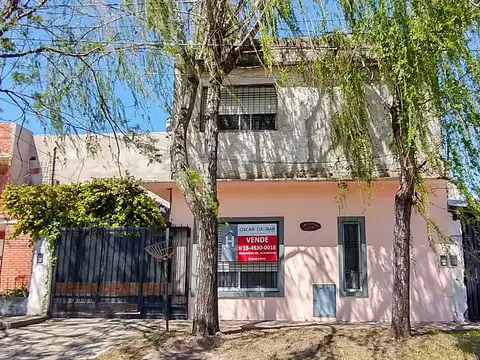 CASA AMPLIA Y CON PISCINA - barrio Villa Club