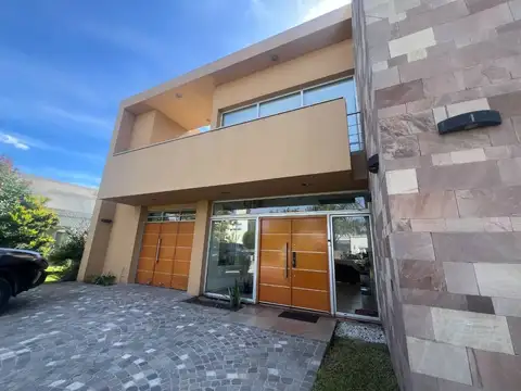 Casa 5 ambientes con 3 baños