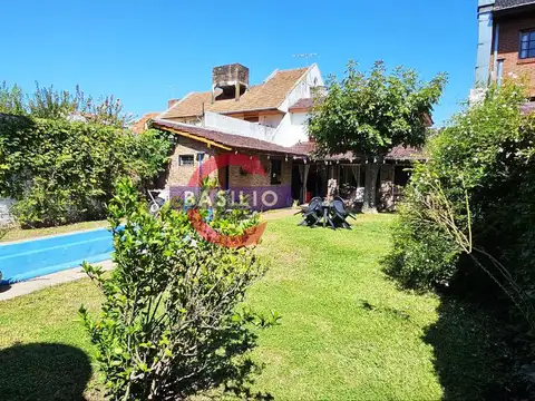 VENTA IMPONENTE CASA 6 AMBIENTES CON COCHERA, JARDÍN Y PISCI