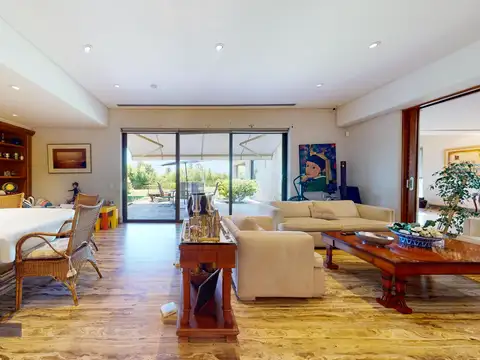 Casa en Venta con 3 cocheras