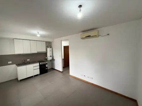 Castro Barros 100, Piso 1